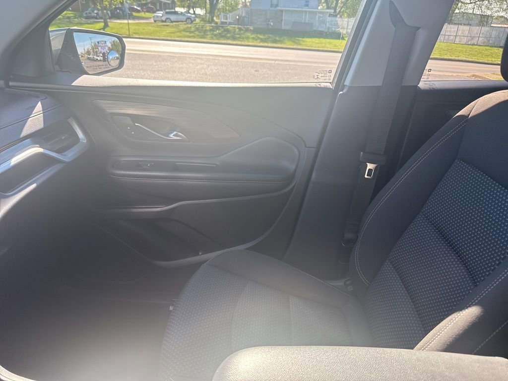 Used 2023 GMC Terrain SLE w/ Driver Convenience Package image 14