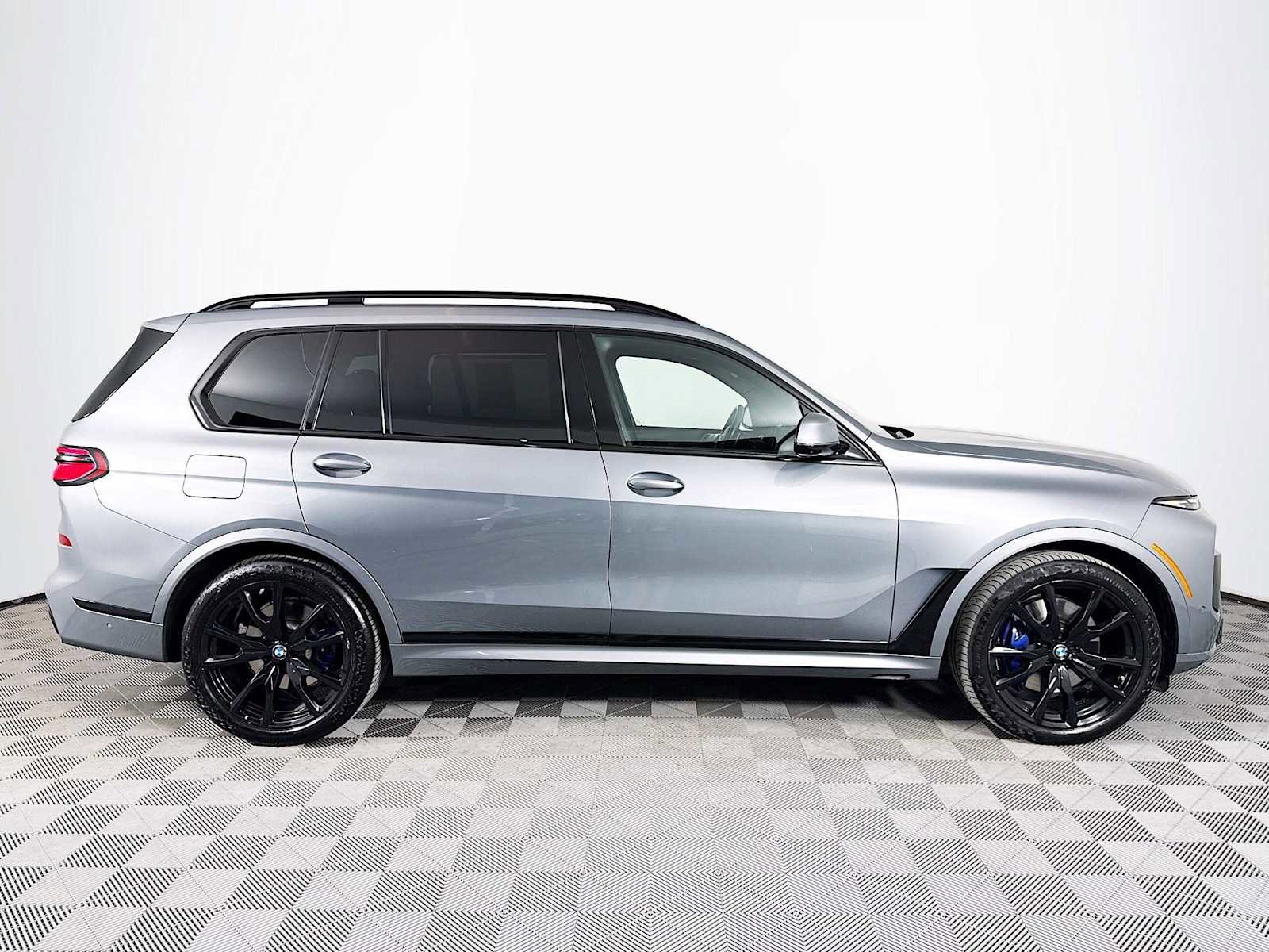 Used 2024 BMW X7 xDrive40i w/ Executive Package image 4