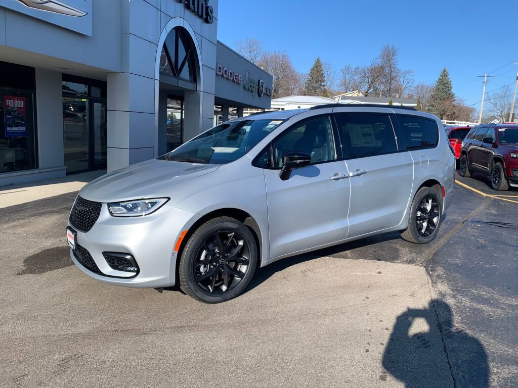 New 2026 Chrysler Pacifica Limited w/ S Appearance Package image 6