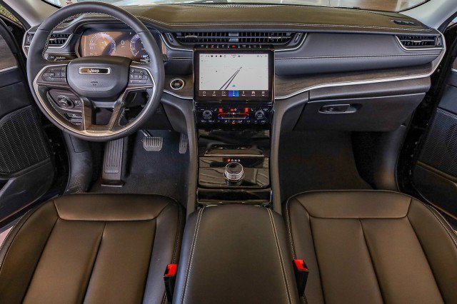 Used 2023 Jeep Grand Cherokee Limited image 40