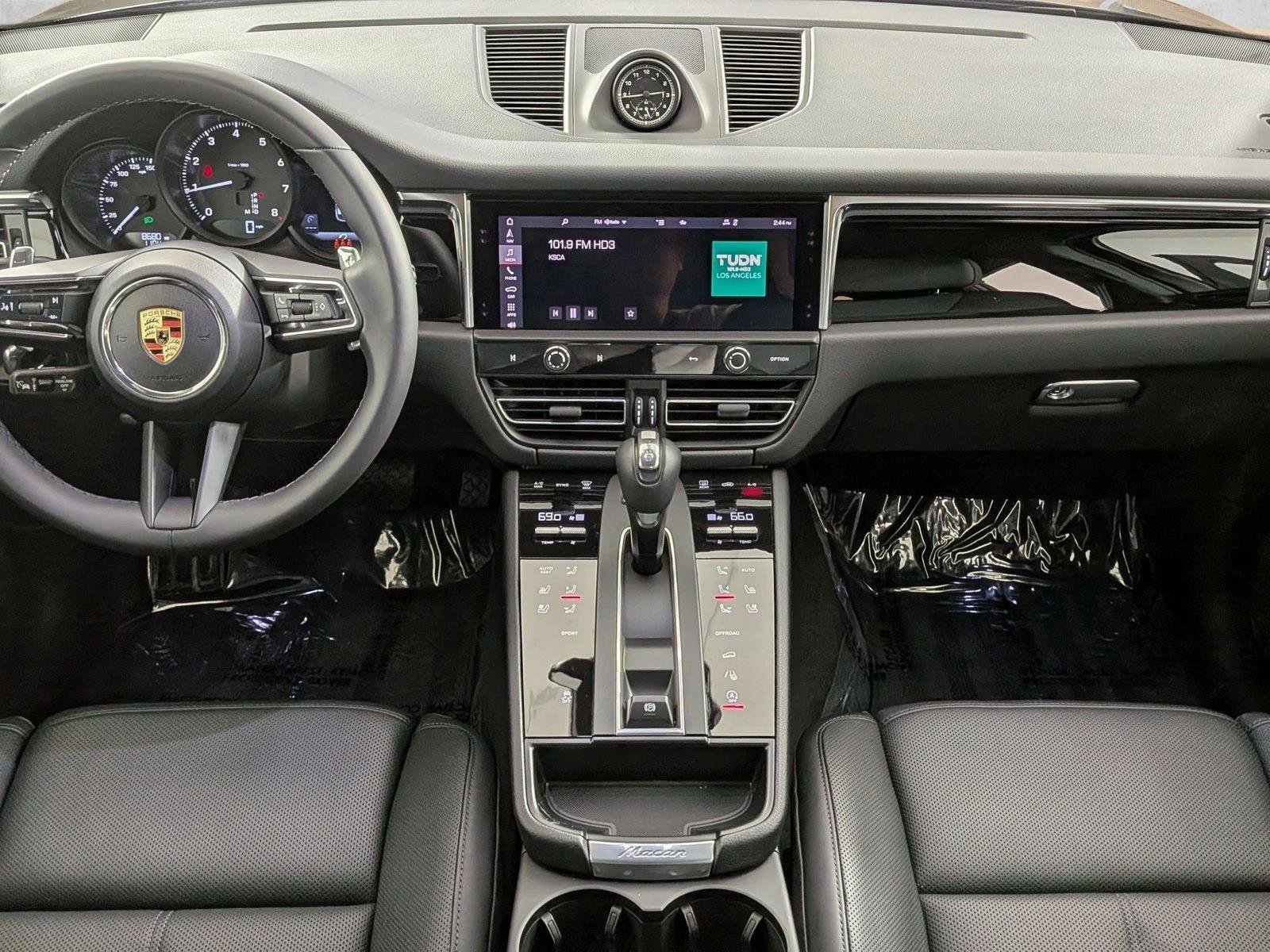 Certified 2025 Porsche Macan AWD/4WD image 20