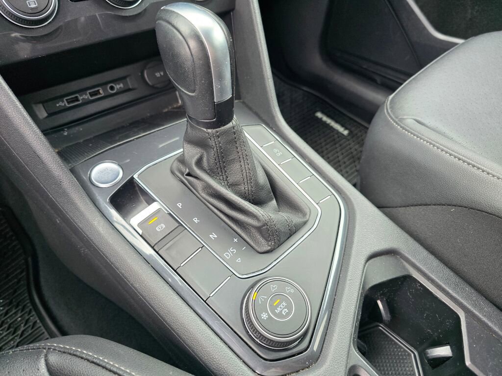 Used 2020 Volkswagen Tiguan SE image 37