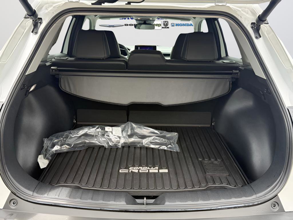 Used 2023 Toyota Corolla Cross XLE w/ Convenience Package AWD/4WD image 32