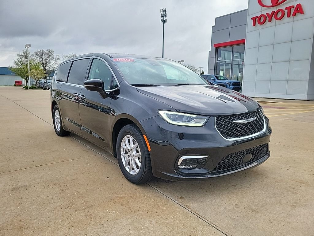 Used 2024 Chrysler Pacifica Touring-L FWD image 1