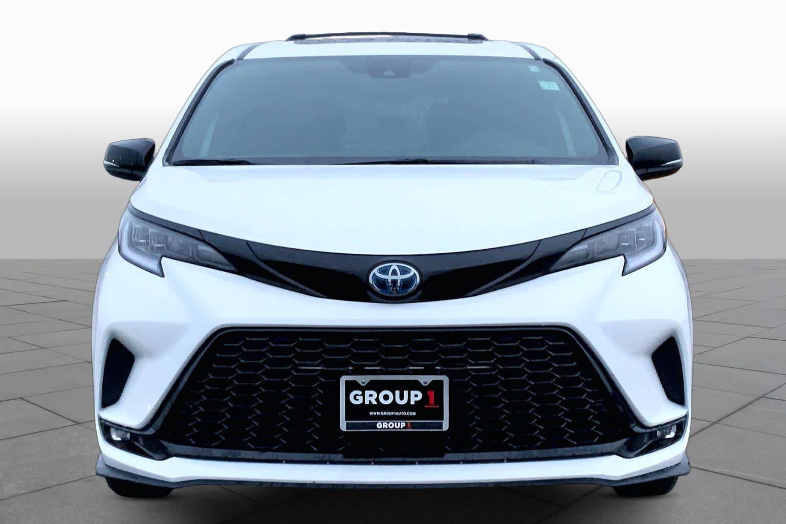 Used 2025 Toyota Sienna XSE w/ XSE Premium Package AWD/4WD image 4