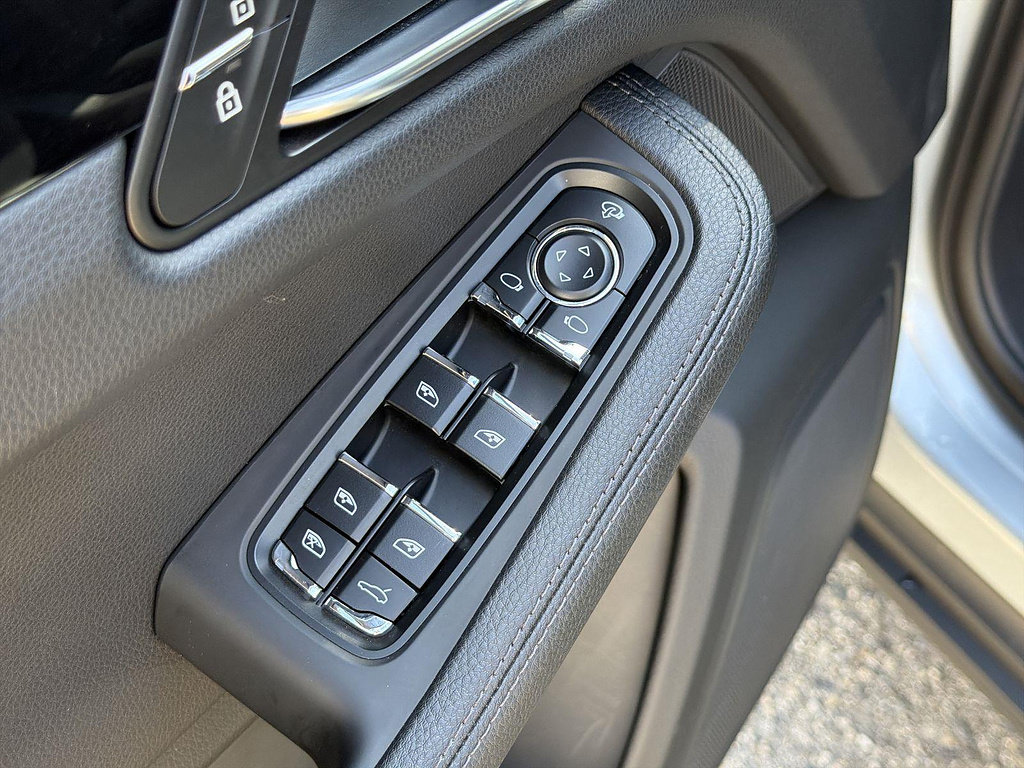 Used 2024 Porsche Macan AWD/4WD image 23