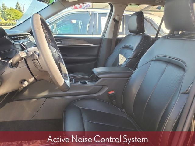 Used 2023 Jeep Grand Cherokee Limited w/ Luxury Tech Group II AWD/4WD image 6