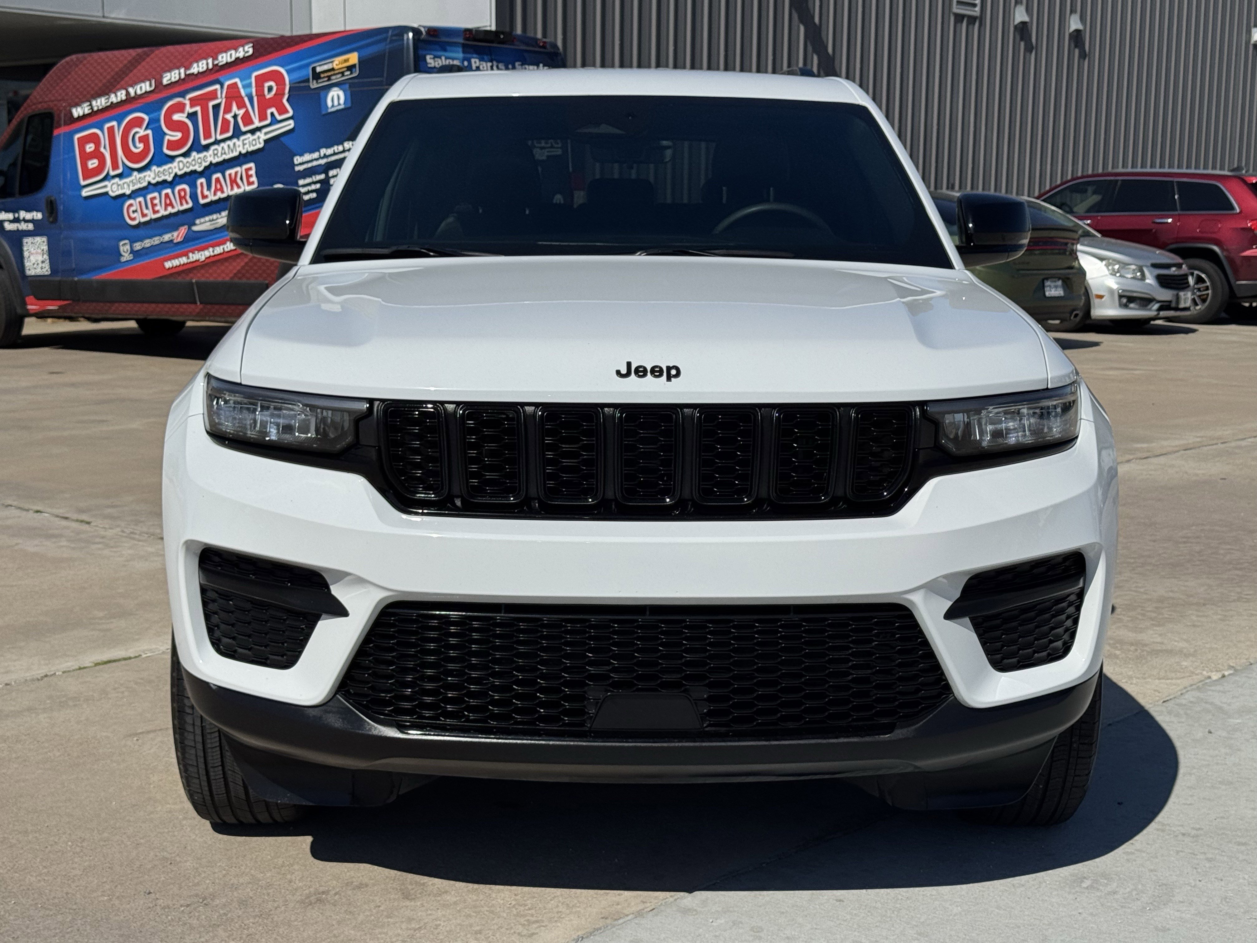 Used 2025 Jeep Grand Cherokee Altitude image 3