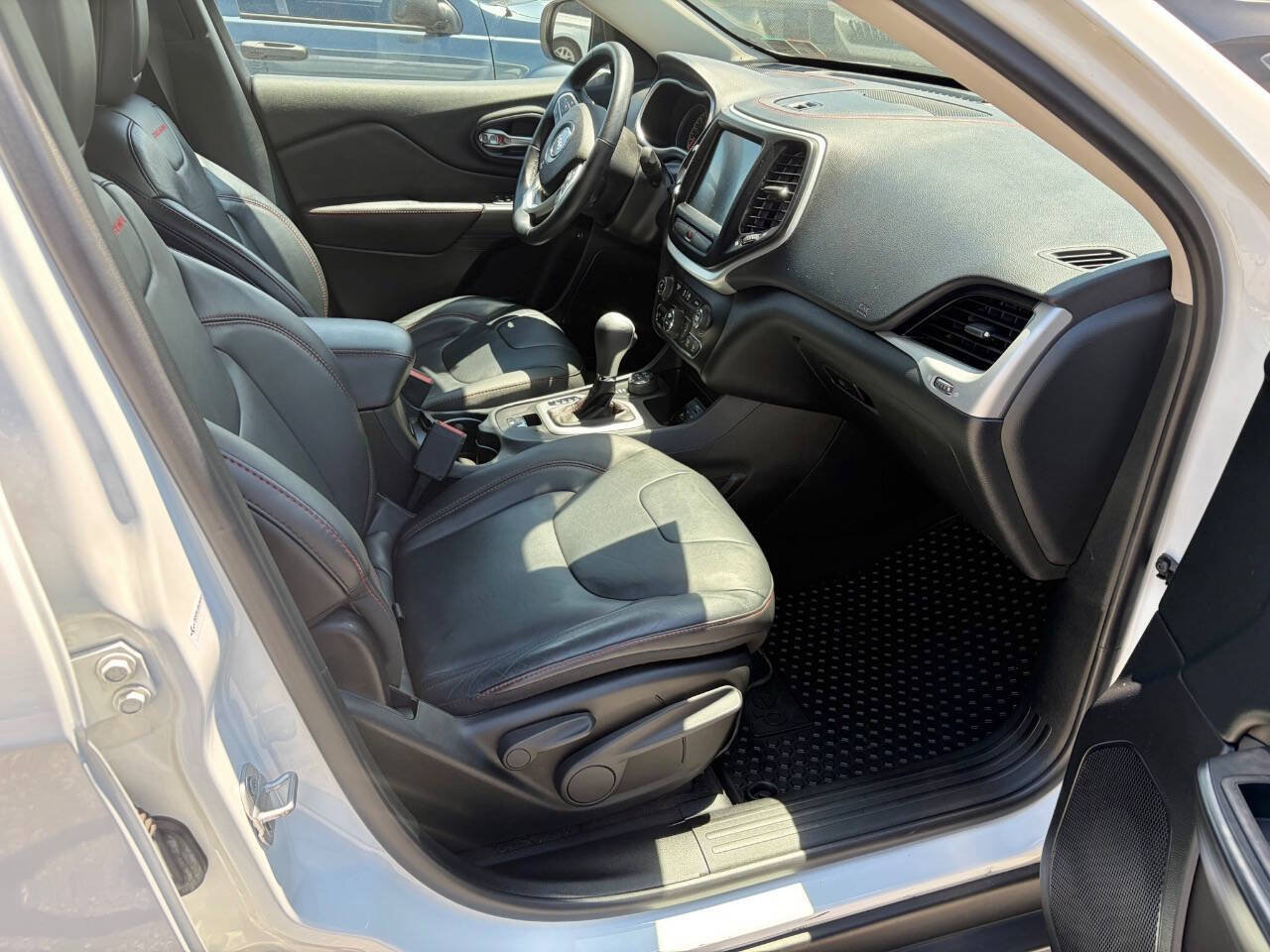 Used 2016 Jeep Cherokee Trailhawk w/ Comfort/Convenience Group AWD/4WD image 10