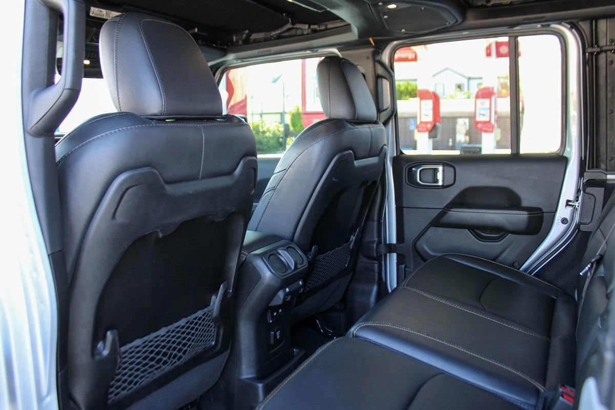 Used 2024 Jeep Wrangler Unlimited Sahara w/ Technology Group AWD/4WD image 16