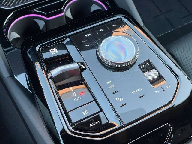 Used 2025 BMW 550e xDrive w/ Premium Package image 36