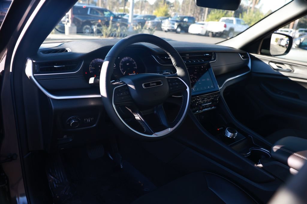 New 2025 Jeep Grand Cherokee Altitude image 10