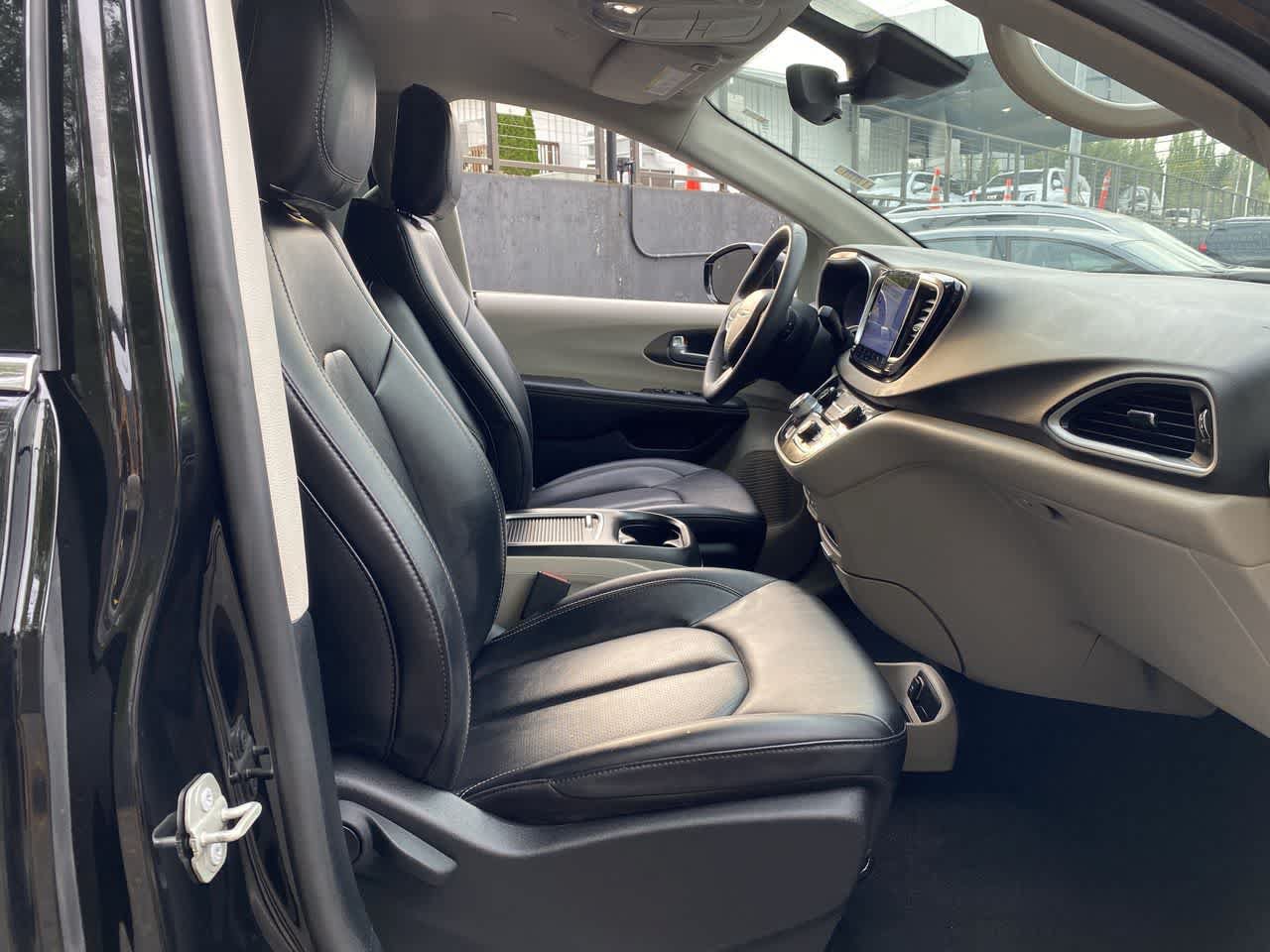 Used 2024 Chrysler Pacifica Touring-L FWD image 17
