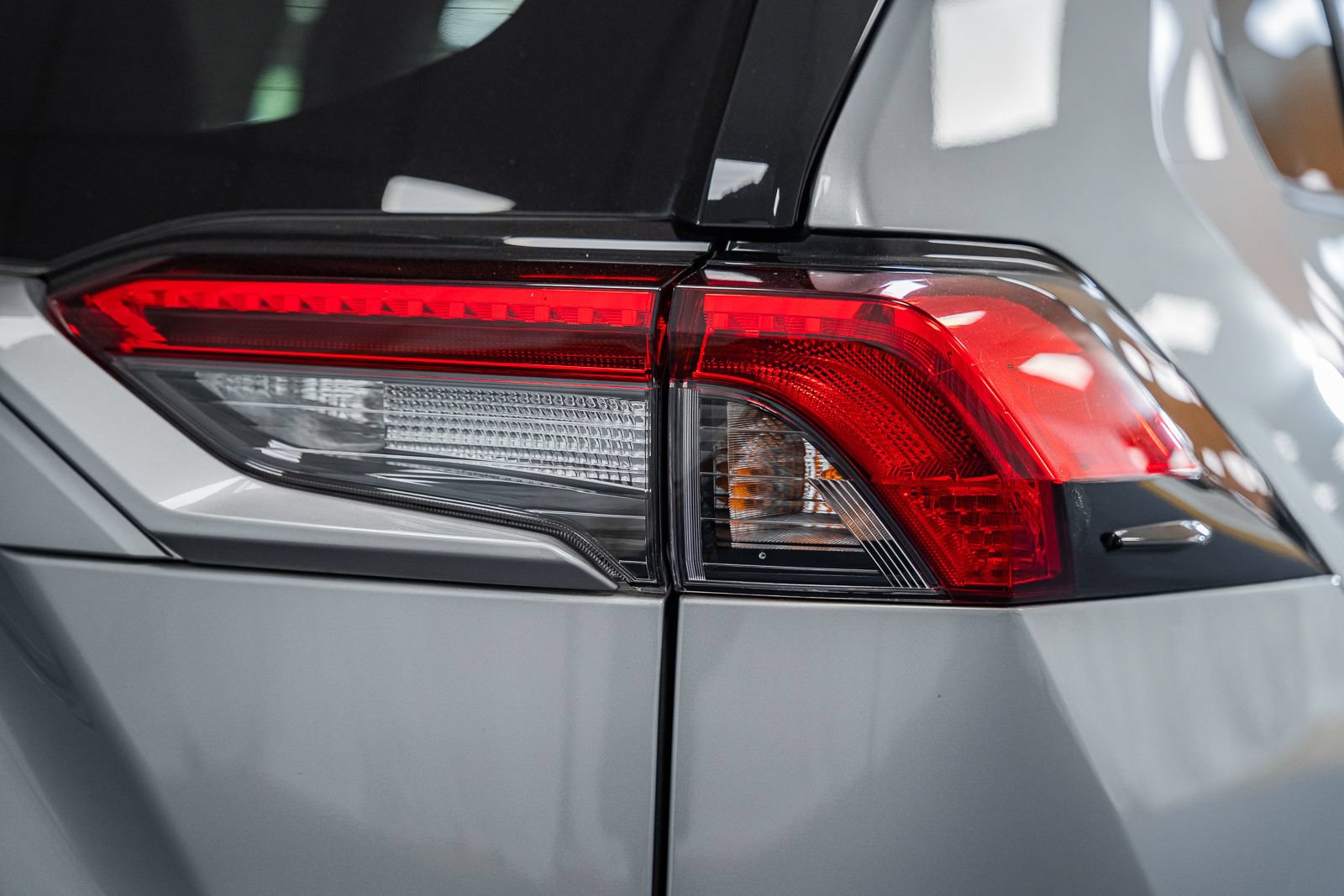 Used 2020 Toyota RAV4 Limited AWD/4WD image 7