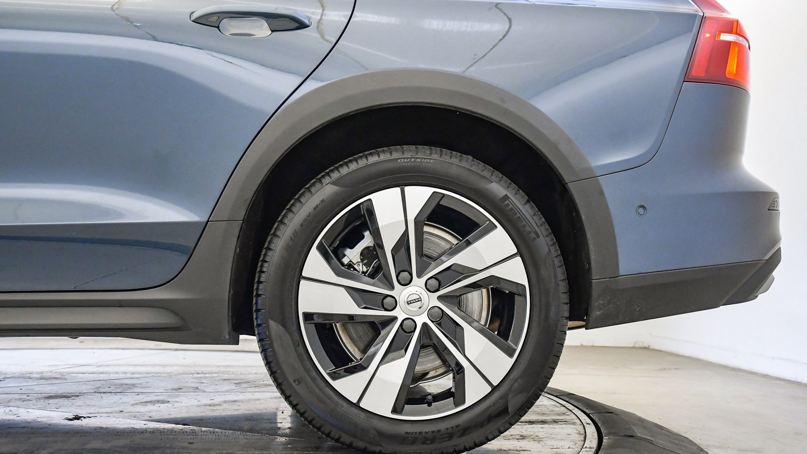 Certified 2024 Volvo V60 B5 Cross Country Plus image 11