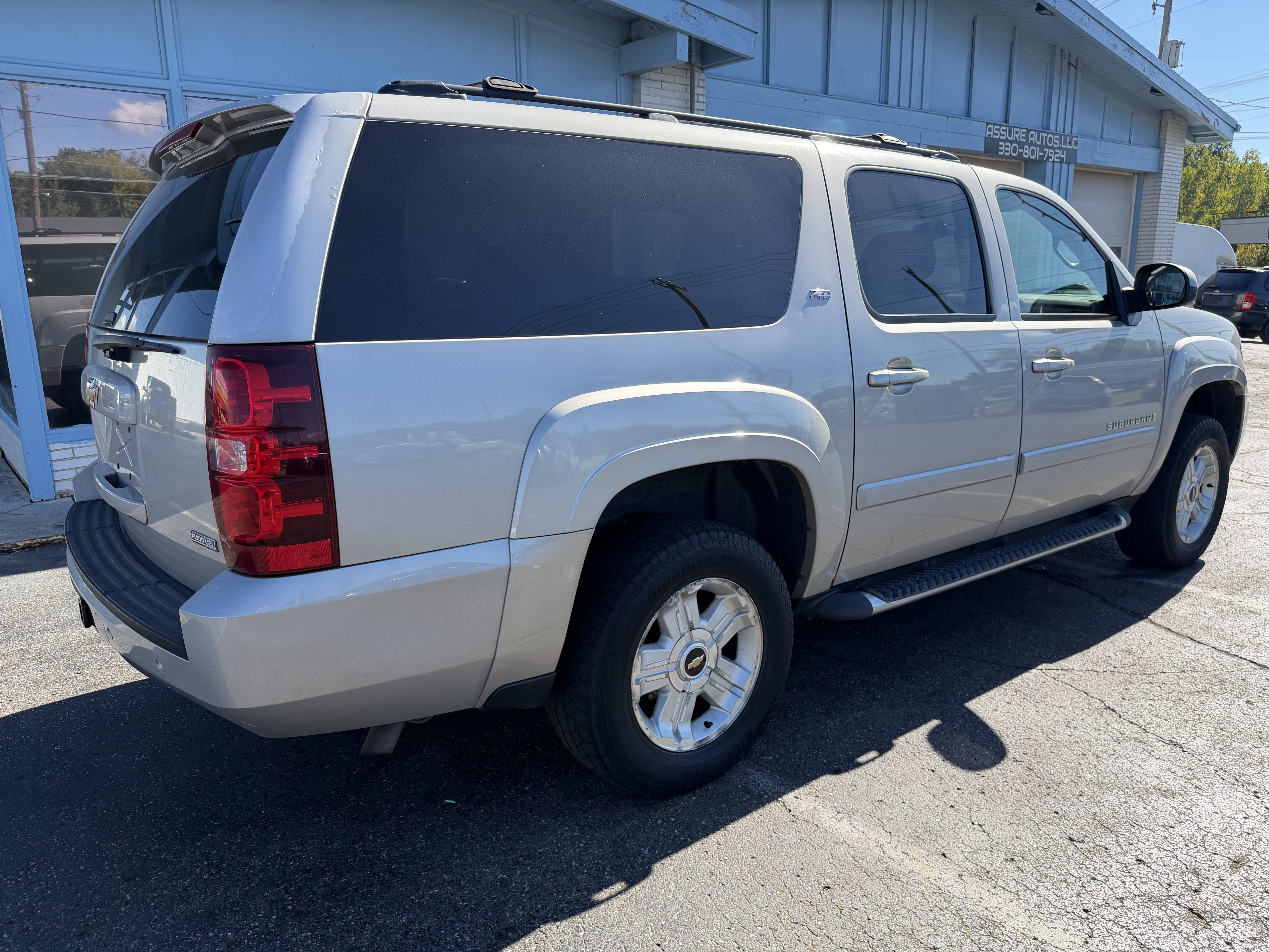 Used 2009 Chevrolet Suburban LT w/ Luxury Package AWD/4WD image 5
