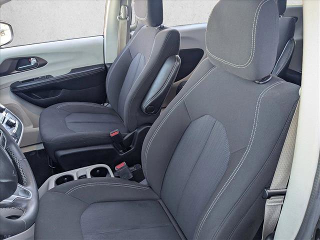Used 2022 Chrysler Voyager LX image 15