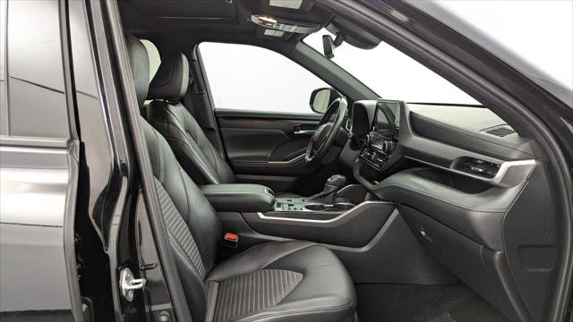 Used 2023 Toyota Highlander XSE FWD image 23