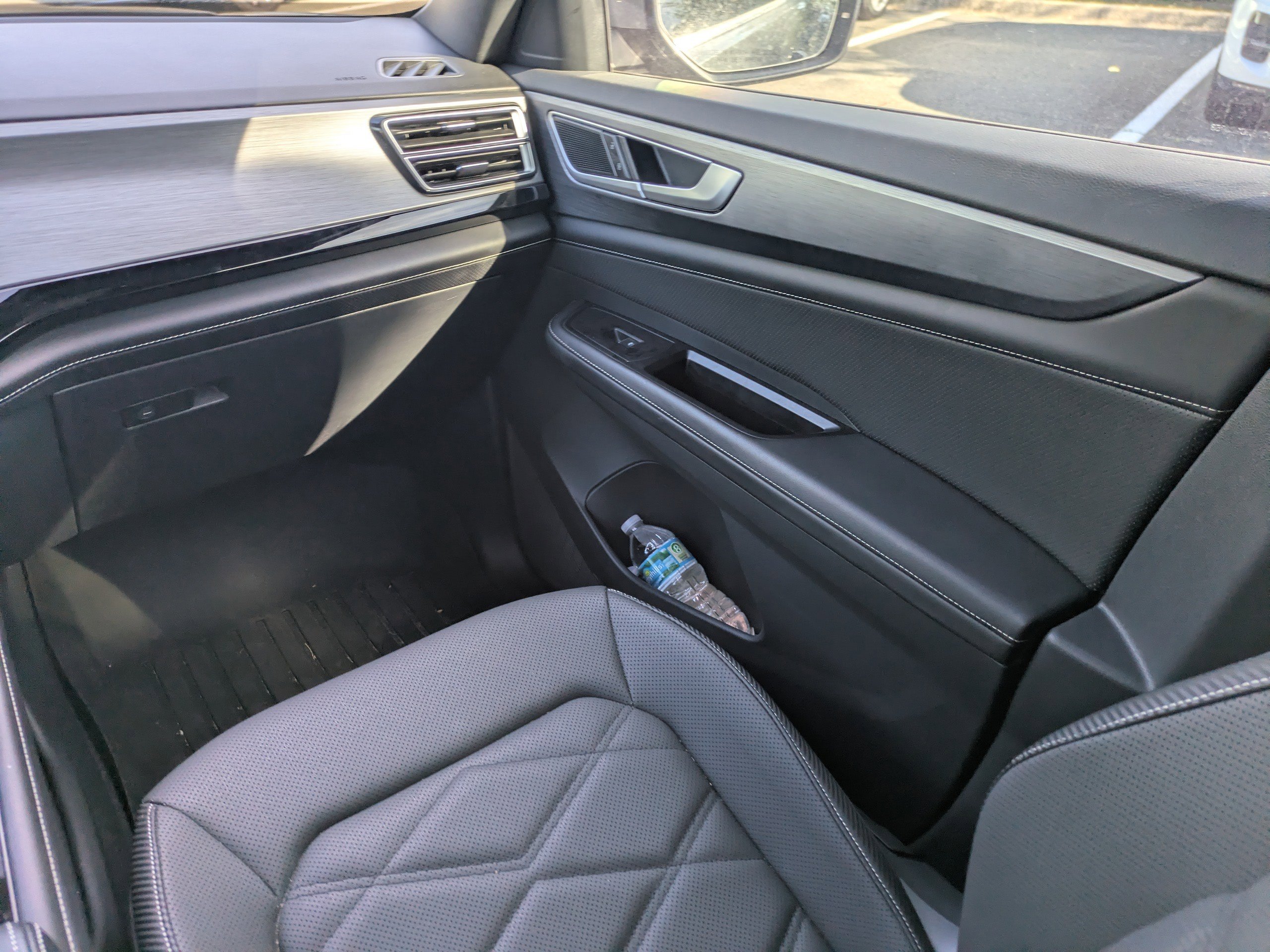 Used 2024 Volkswagen Atlas Cross Sport SE w/ Panoramic Sunroof Package FWD image 21