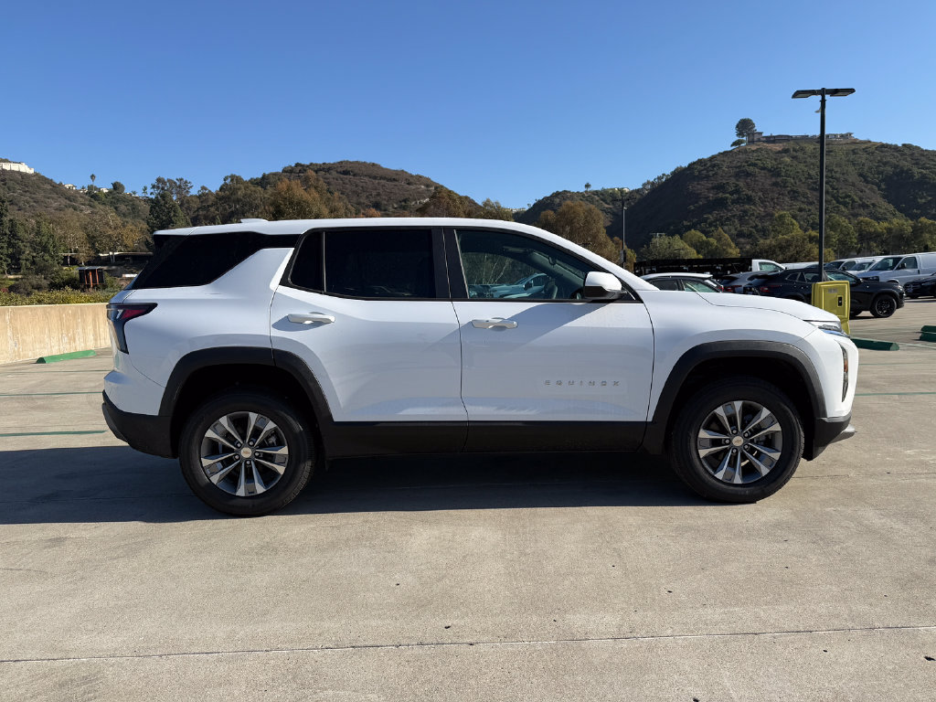 New 2027 Chevrolet Equinox LT w/ Convenience Package II FWD image 5