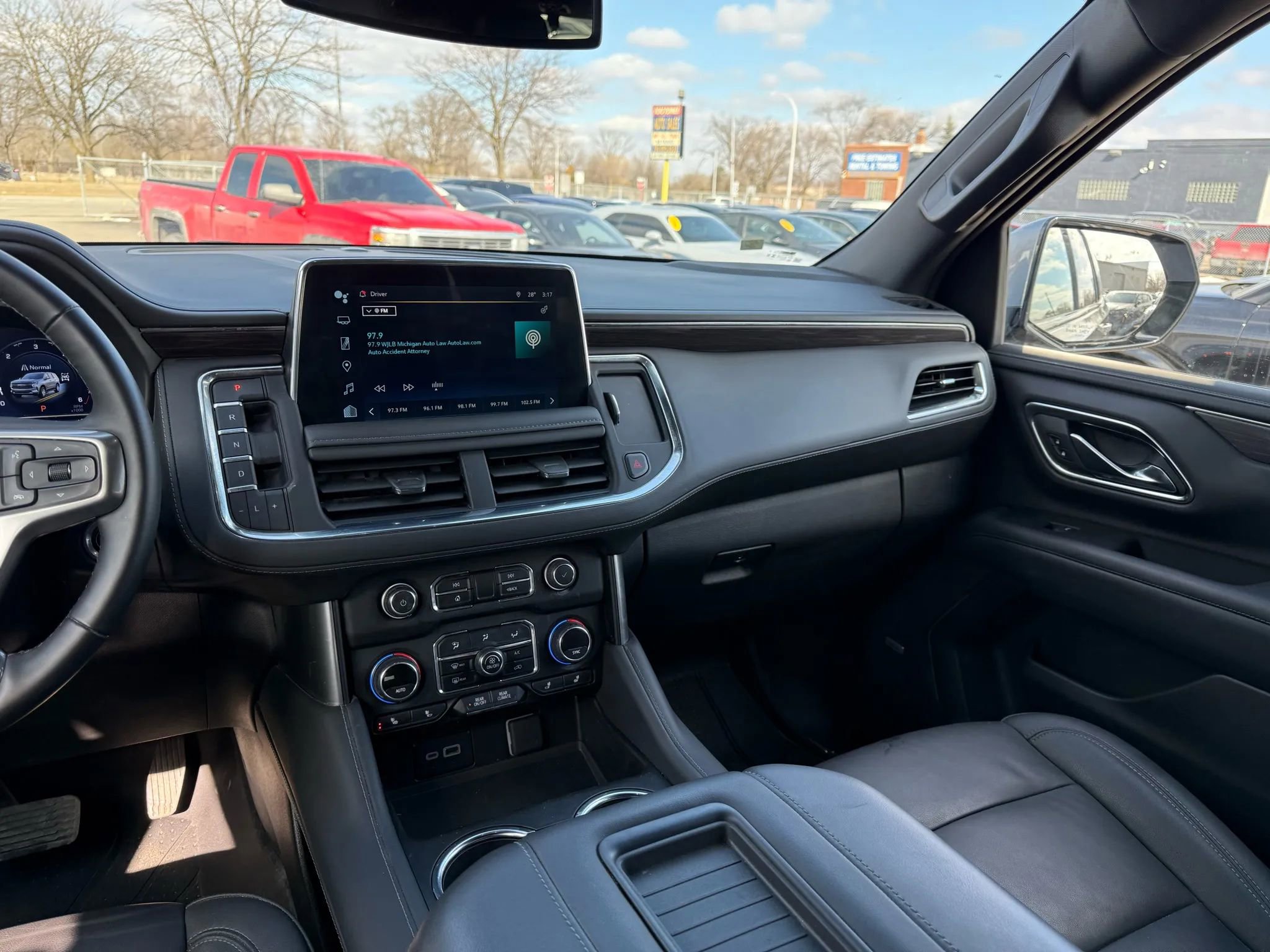 Used 2024 Chevrolet Tahoe Z71 w/ Luxury Package image 20