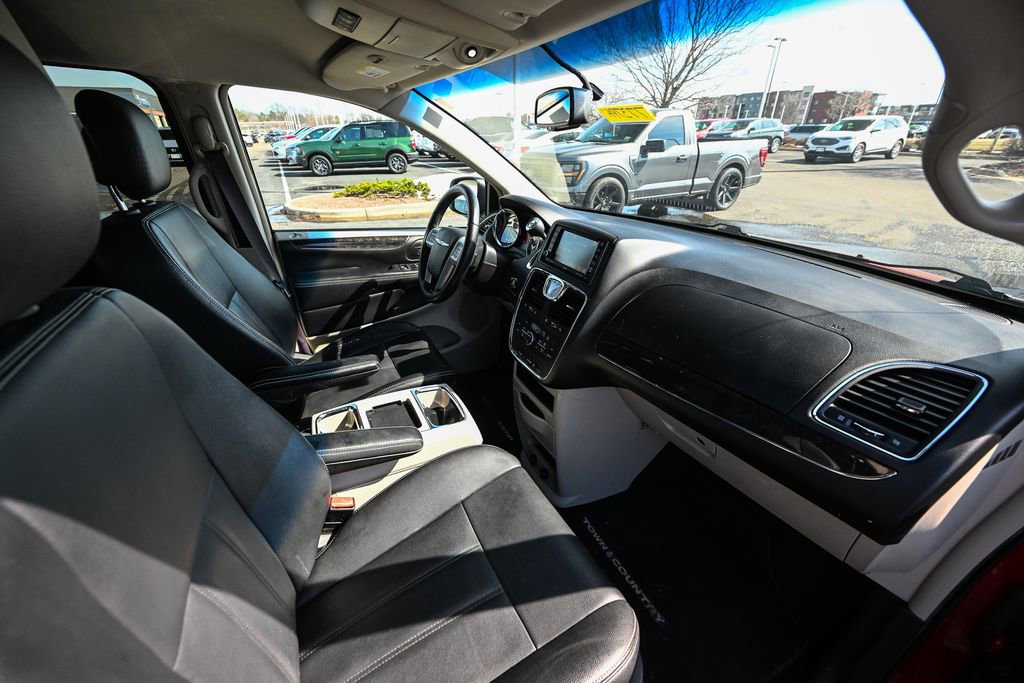 Used 2016 Chrysler Town & Country Touring w/ Driver Convenience Group image 24