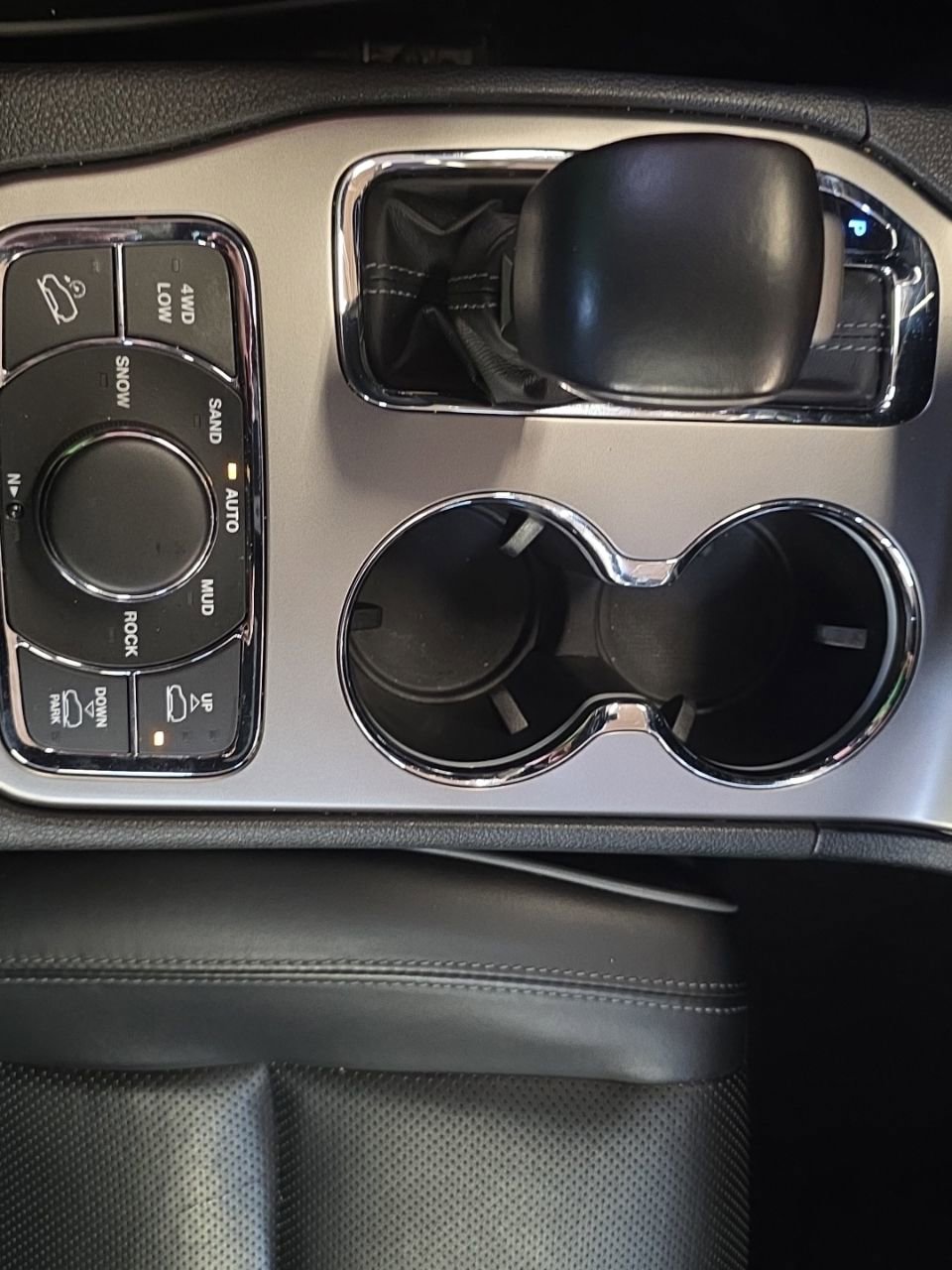 Used 2020 Jeep Grand Cherokee Overland AWD/4WD image 29