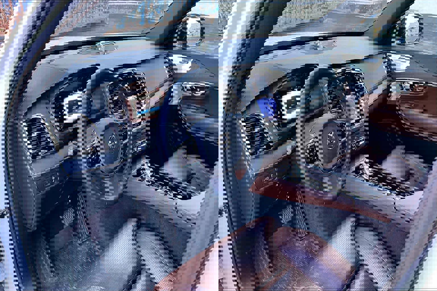 Used 2023 Volvo XC90 T8 Ultimate w/ Protection Package Premier image 17