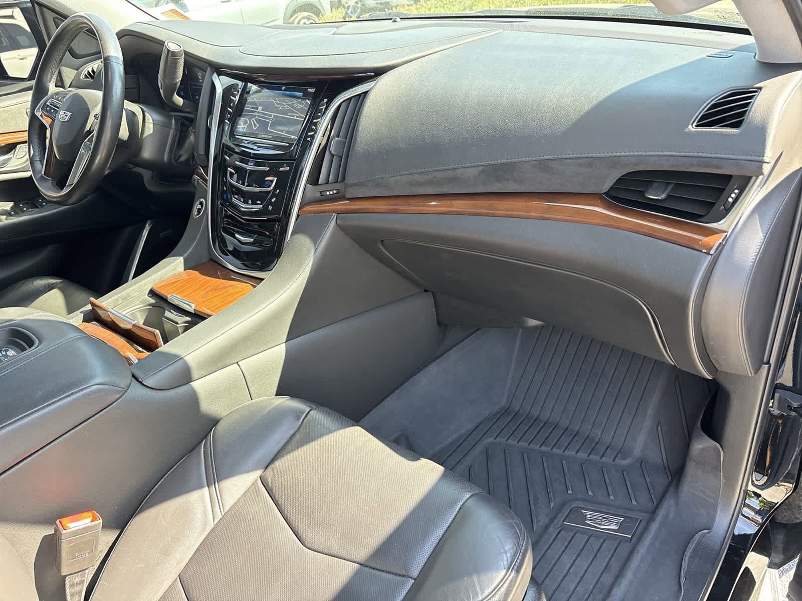 Used 2020 Cadillac Escalade Luxury w/ LPO, Radiant Package AWD/4WD image 30