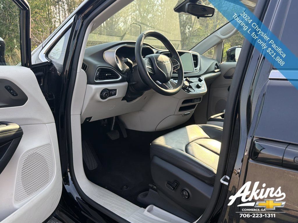 Used 2024 Chrysler Pacifica Touring-L FWD image 13
