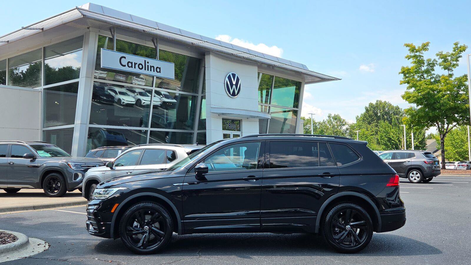 Used 2023 Volkswagen Tiguan SE R-Line FWD image 2