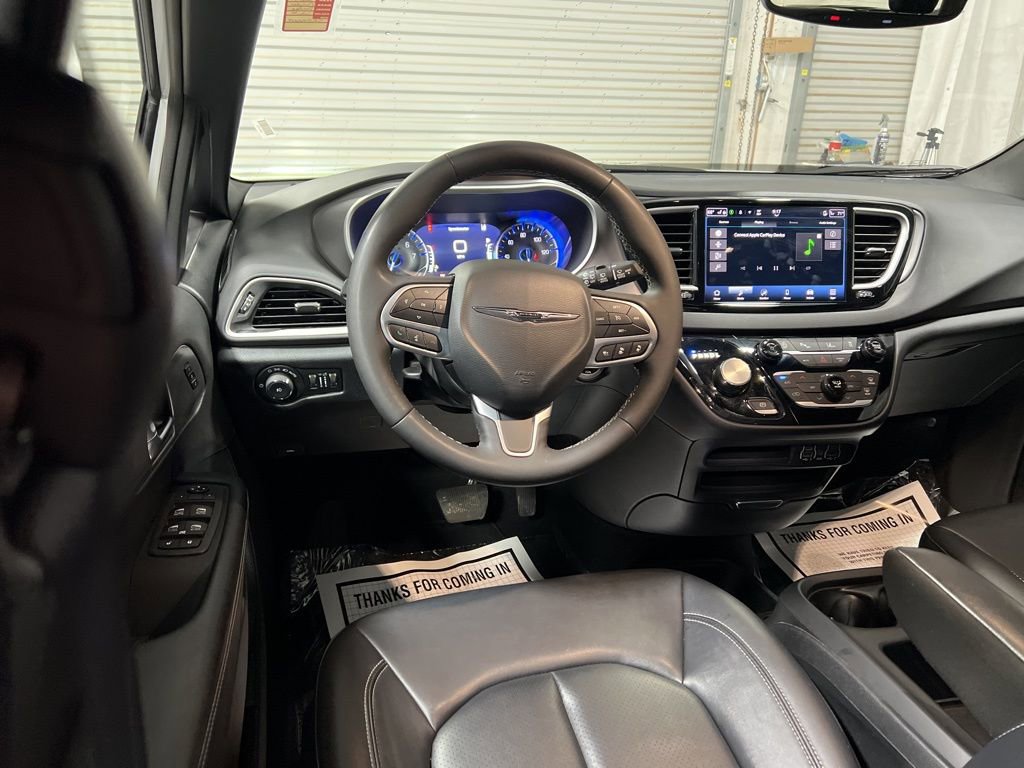 Used 2025 Chrysler Pacifica Select image 17