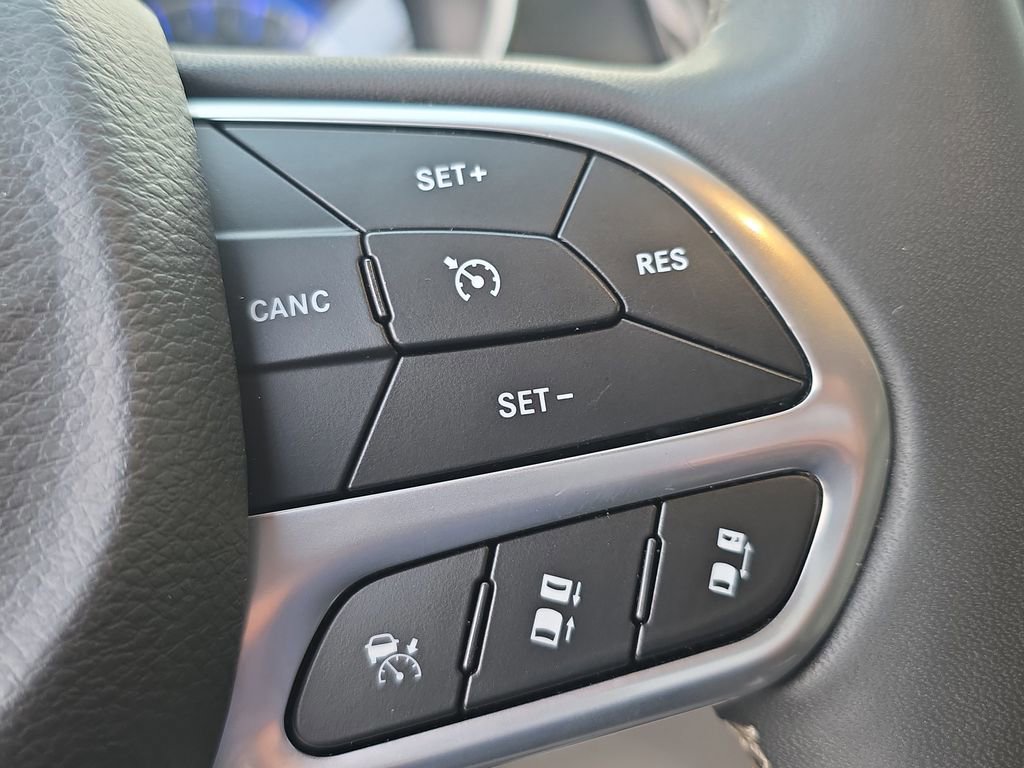 Used 2023 Chrysler Pacifica Touring-L FWD image 27