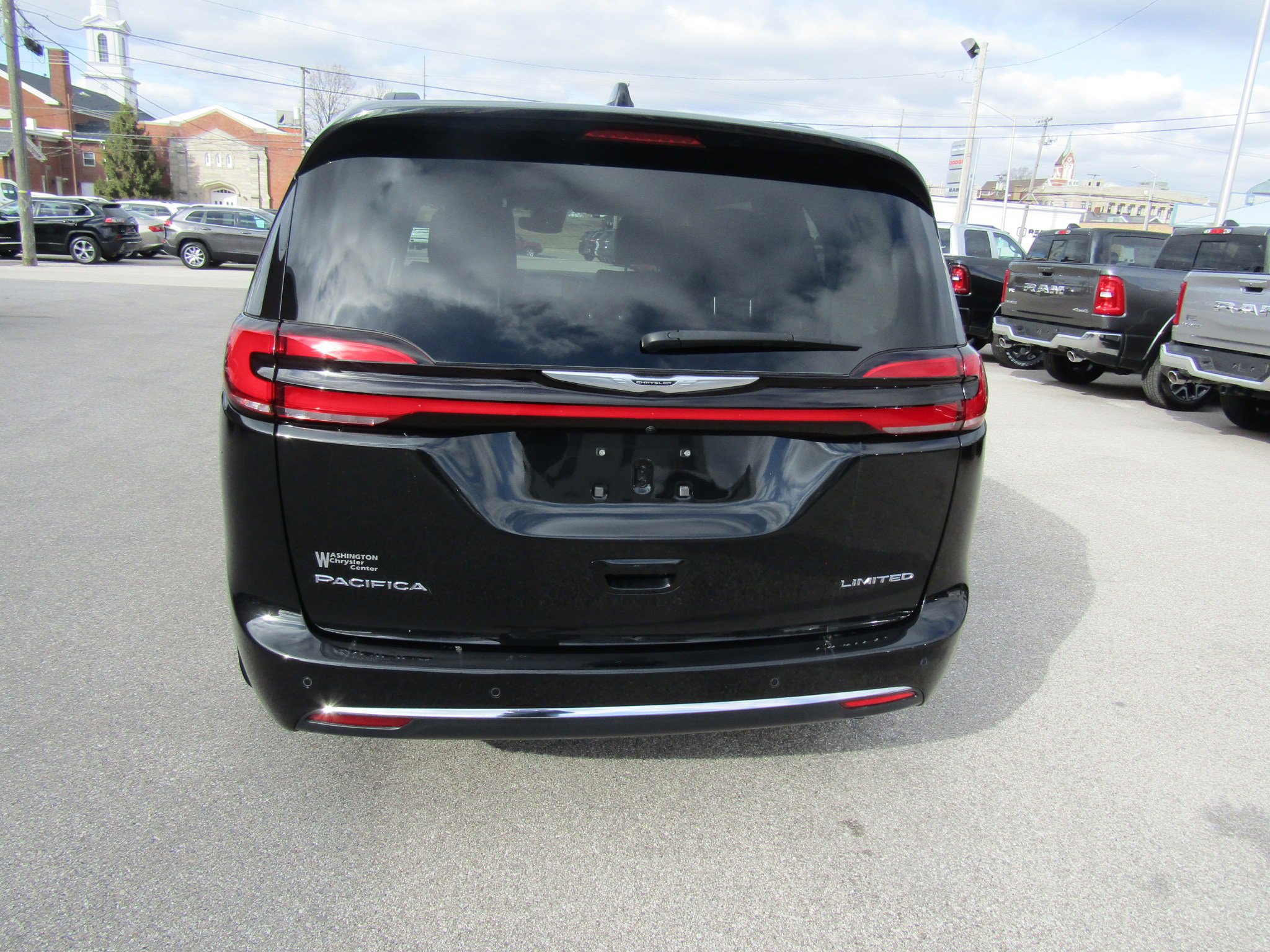 Used 2023 Chrysler Pacifica Limited image 4