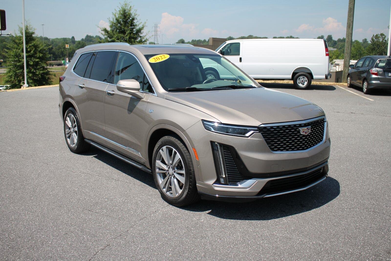 Used 2022 Cadillac XT6 Premium Luxury w/ Technology Package FWD image 2