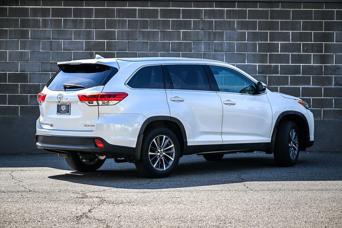 Used 2019 Toyota Highlander XLE AWD/4WD image 3