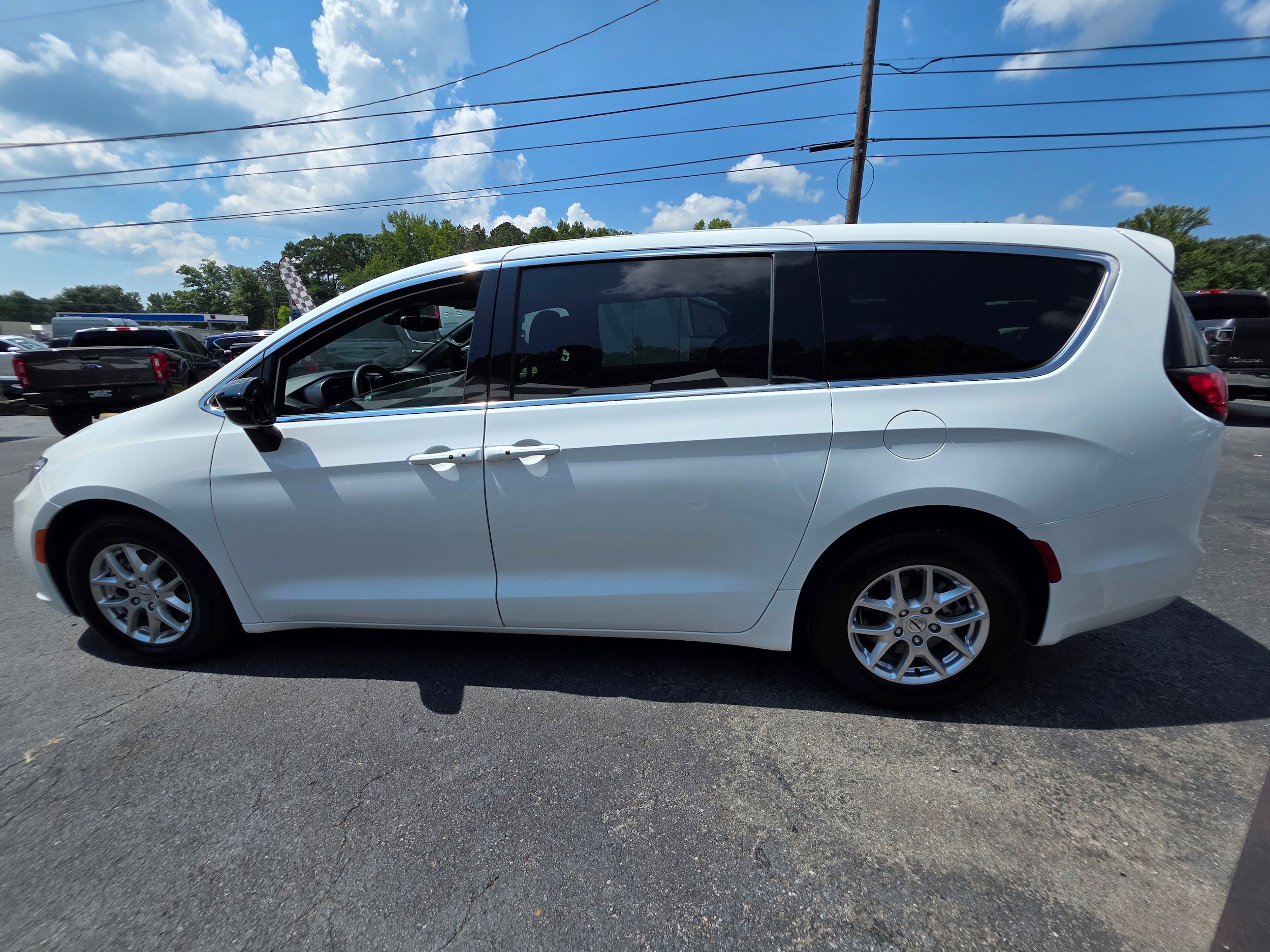 Used 2024 Chrysler Pacifica Touring FWD image 8