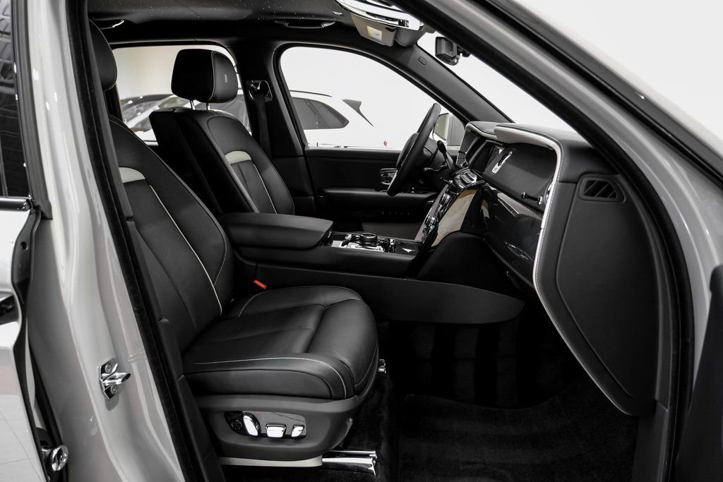 Used 2023 Rolls-Royce Cullinan Black Badge w/ Driver's Package image 39