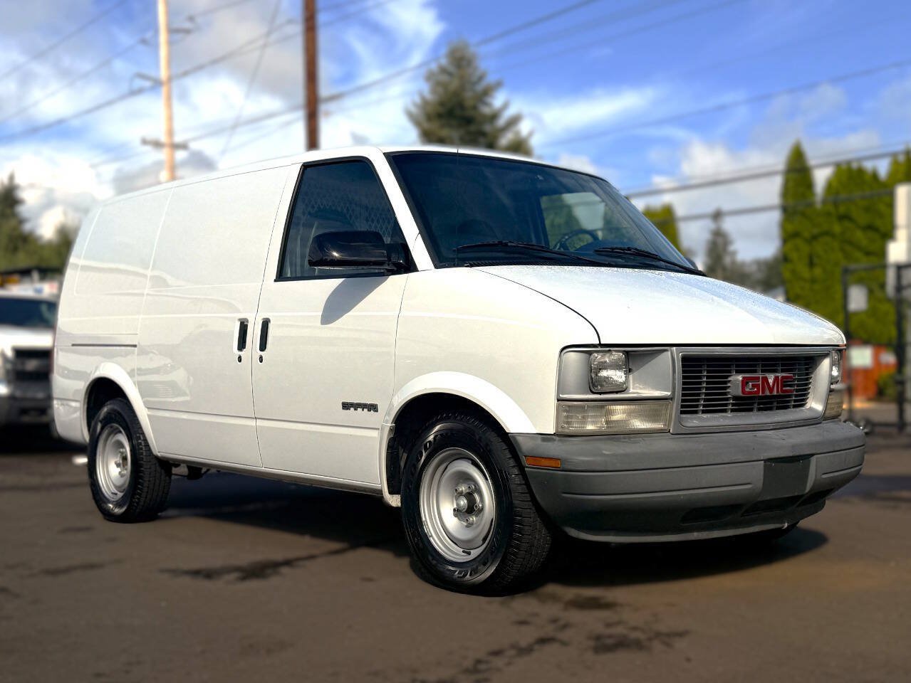 Used 2000 GMC Safari RWD image 1