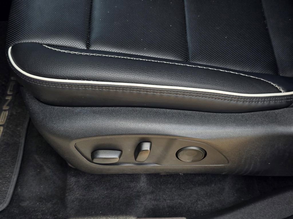 Used 2024 GMC Acadia Denali FWD image 28