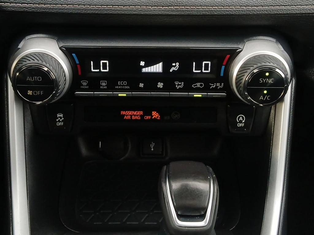 Used 2020 Toyota RAV4 XLE Premium FWD image 4