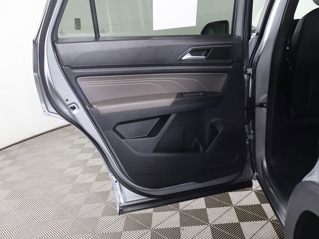 Used 2022 Volkswagen Atlas Cross Sport SEL R-Line image 28