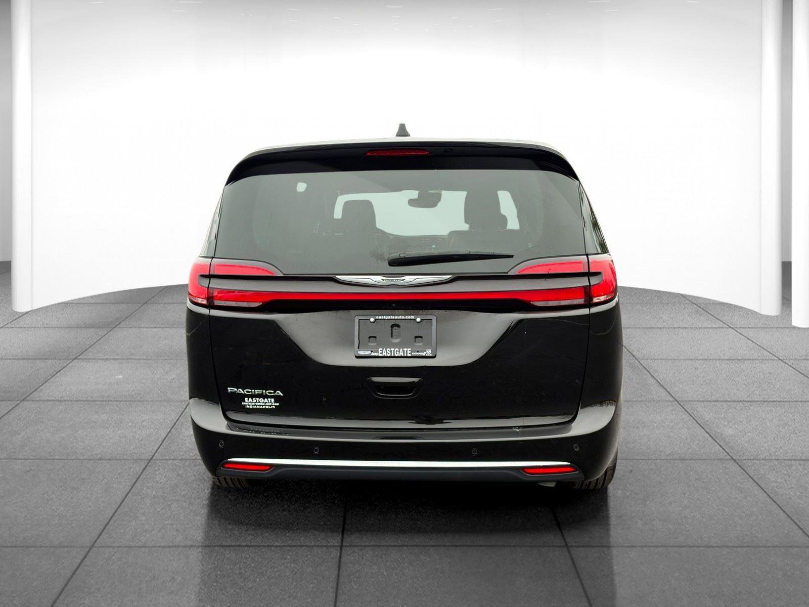 Used 2024 Chrysler Pacifica Touring-L image 6