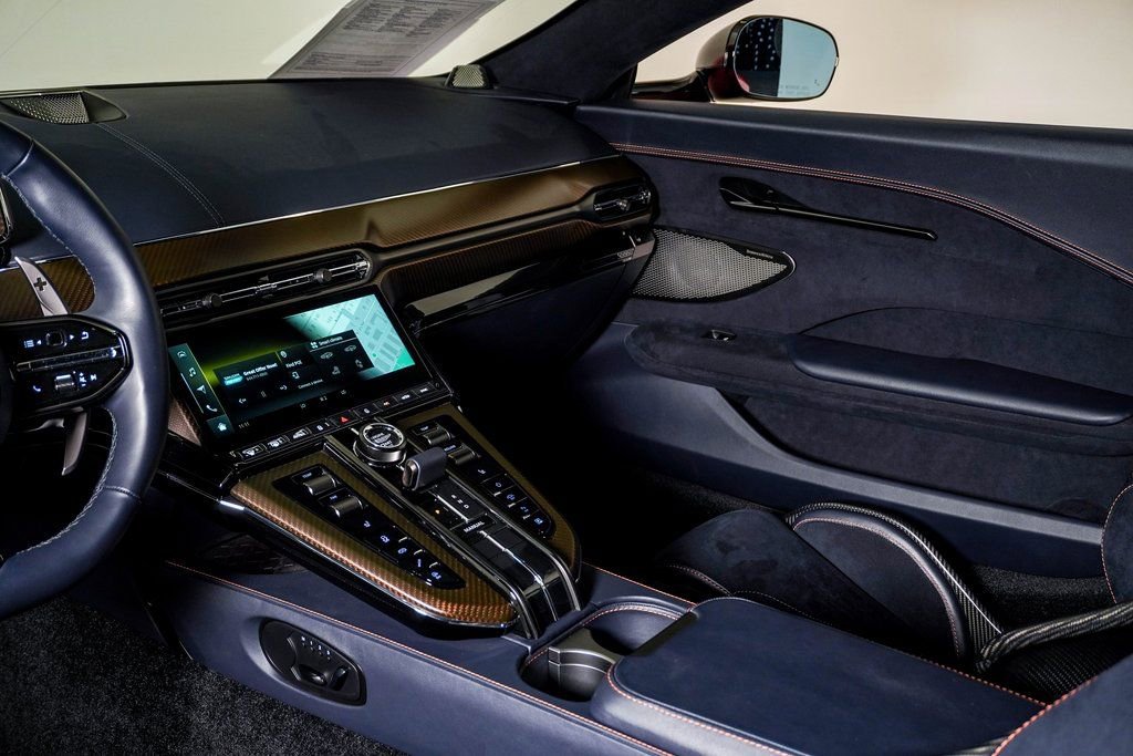 Used 2025 Aston Martin V8 Vantage Coupe image 24