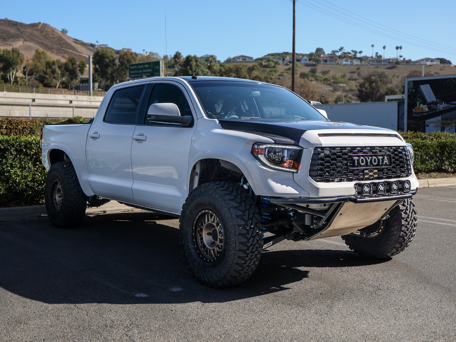 Used 2017 Toyota Tundra Limited w/ Limited Premium Package AWD/4WD image 3
