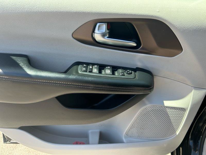 Used 2019 Chrysler Pacifica Touring-L FWD image 7