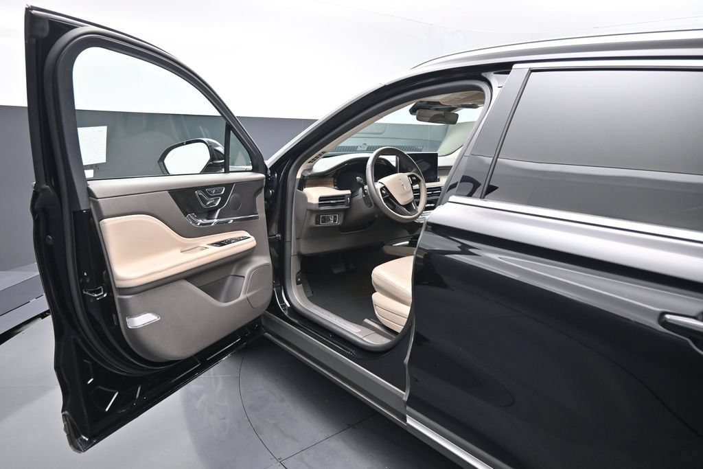 Used 2023 Lincoln Corsair Reserve w/ Equipment Group 201A FWD image 8