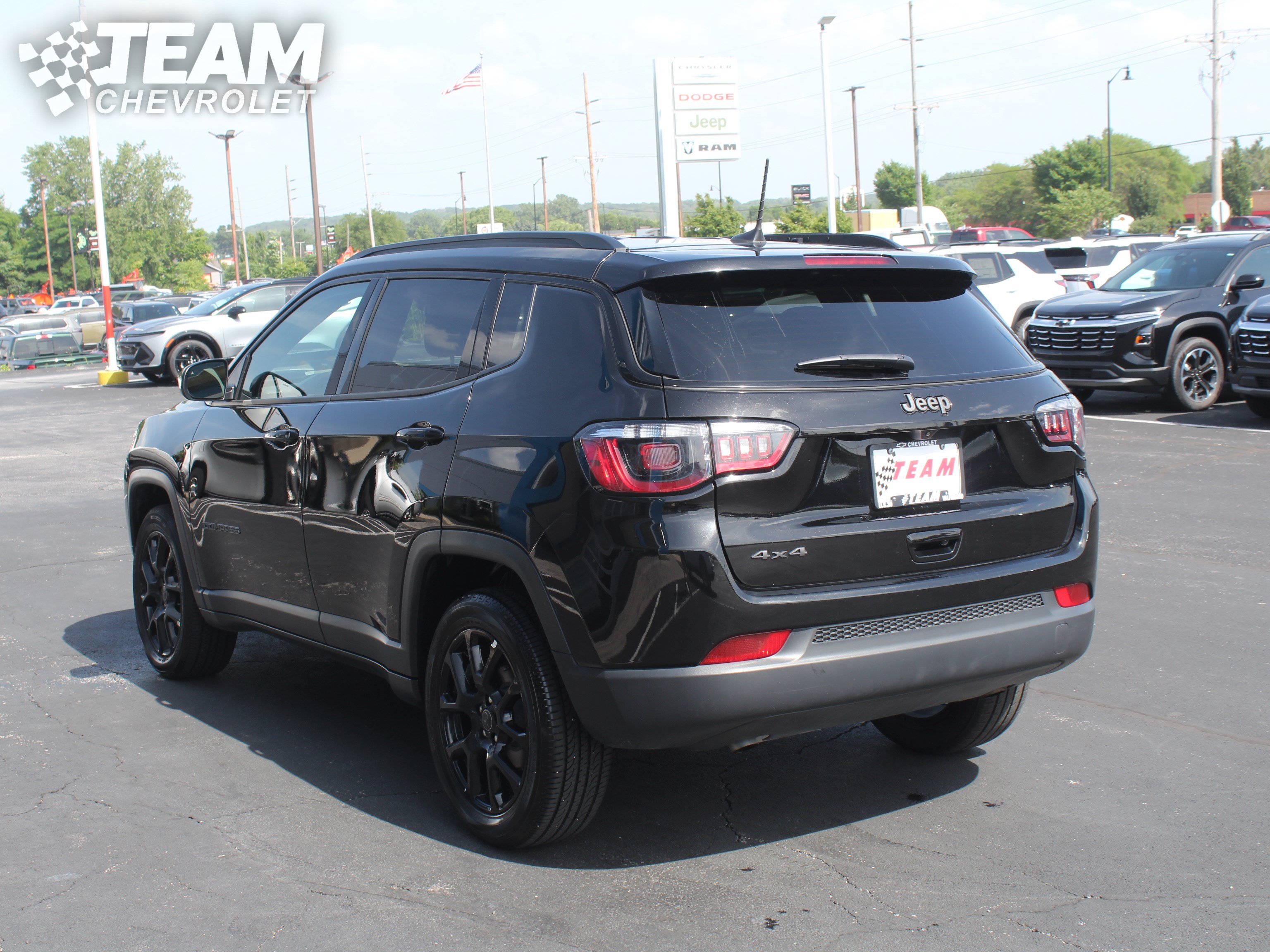 Used 2025 Jeep Compass Latitude w/ Convenience Group AWD/4WD image 6