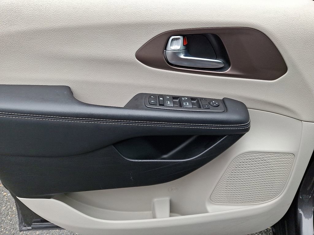 Used 2023 Chrysler Voyager LX image 13