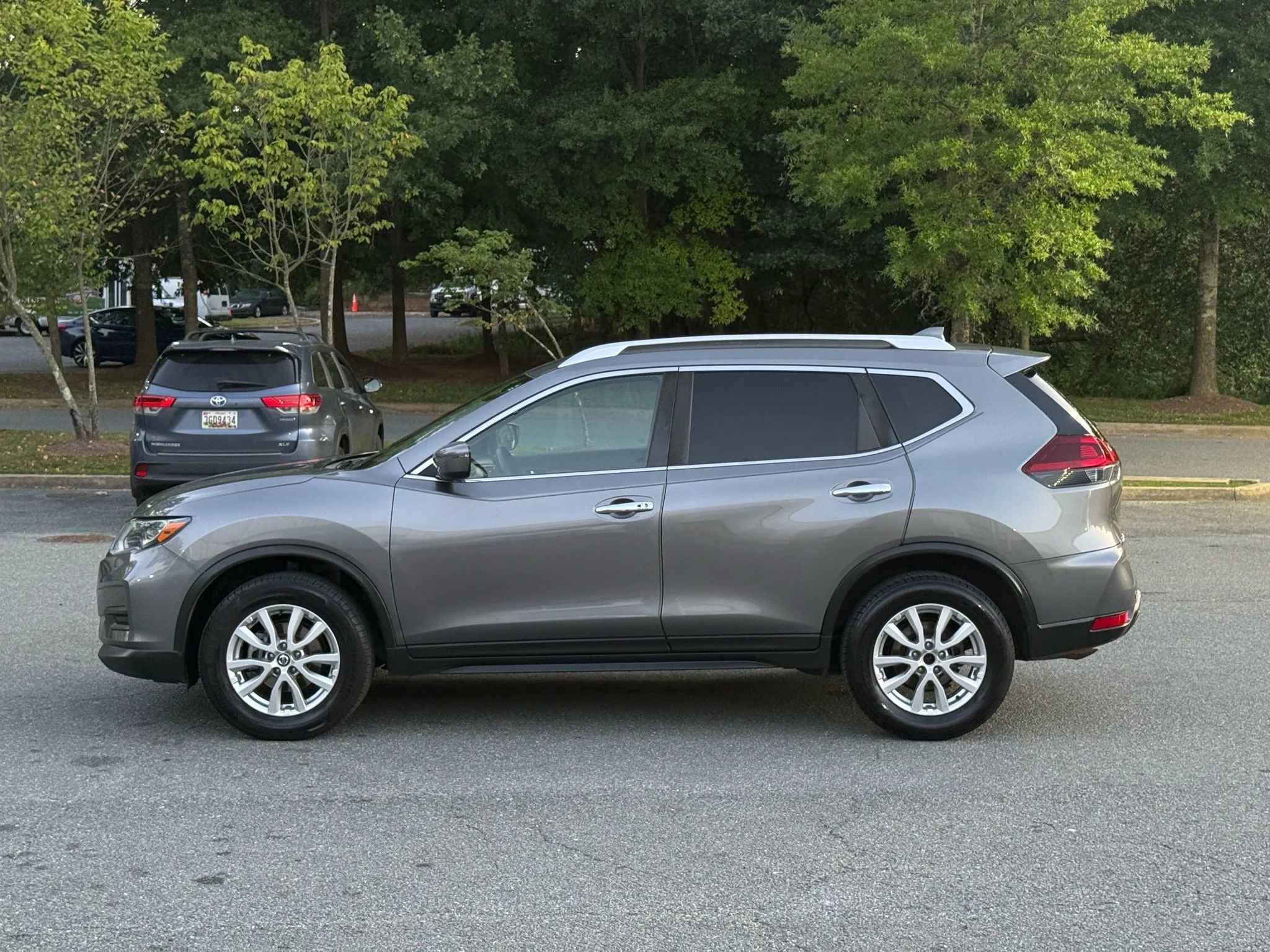 Used 2020 Nissan Rogue SV image 9